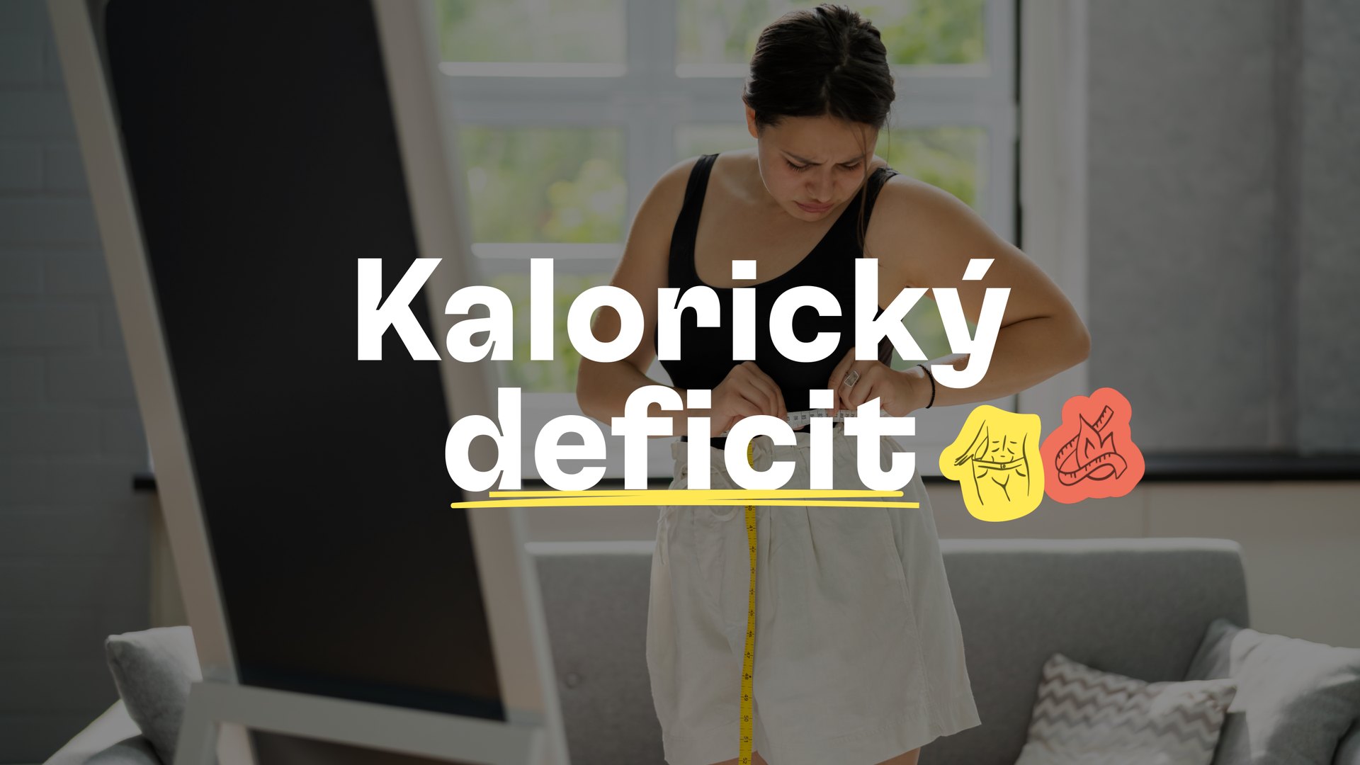 Kalorický deficit – žena měří obvod pasu krejčovským metrem