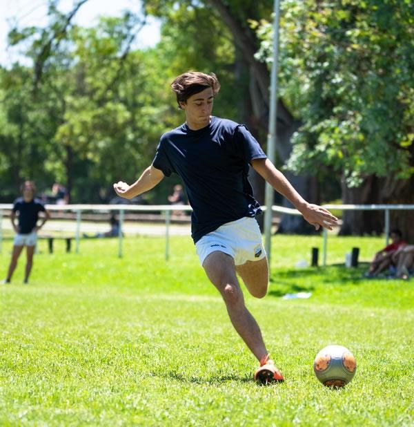 Kluk hraje fotbal