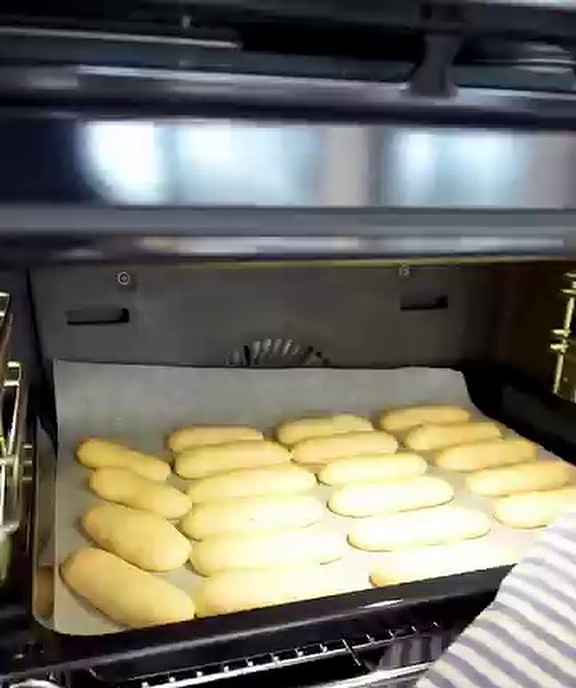 Piškoty se pečou v troubě do zlatova