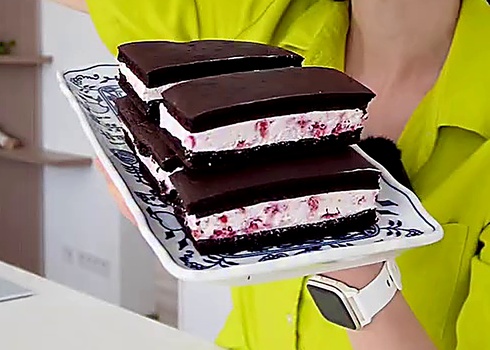 Kinder mléčný řez — proteinové řezy s tvarohovým krémem a malinami