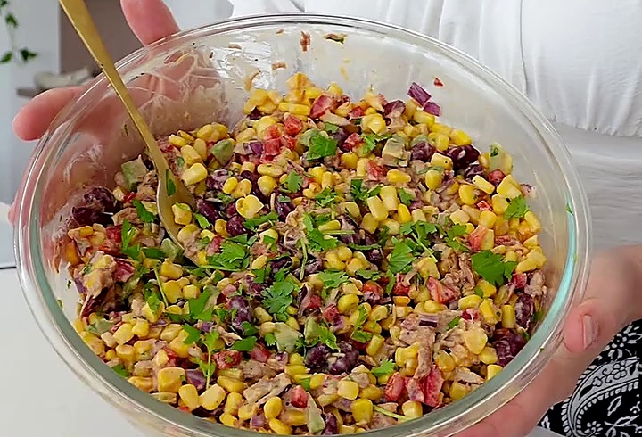 Mexický nachos salát s kukuřicí, fazolemi, avokádem a trhaným BBQ hovězím