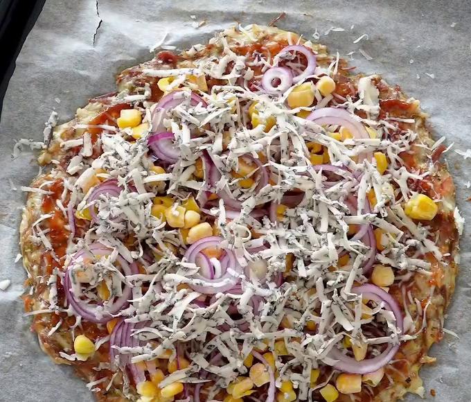 Pizza bez mouky s krůtím masem, kukuřicí, cibulí a sýrem