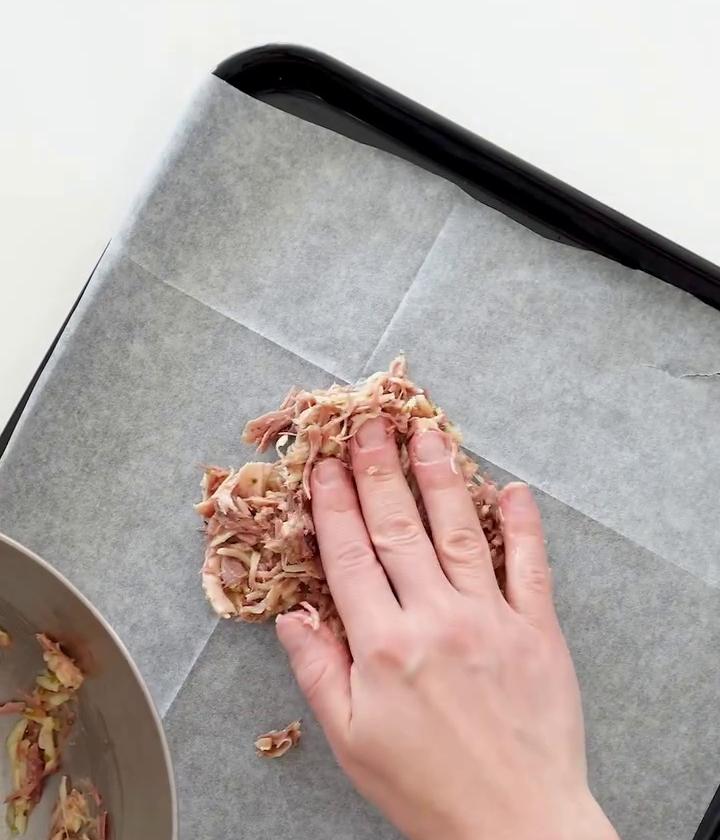 Směs rozprostřená na plechu do tvaru pizzy