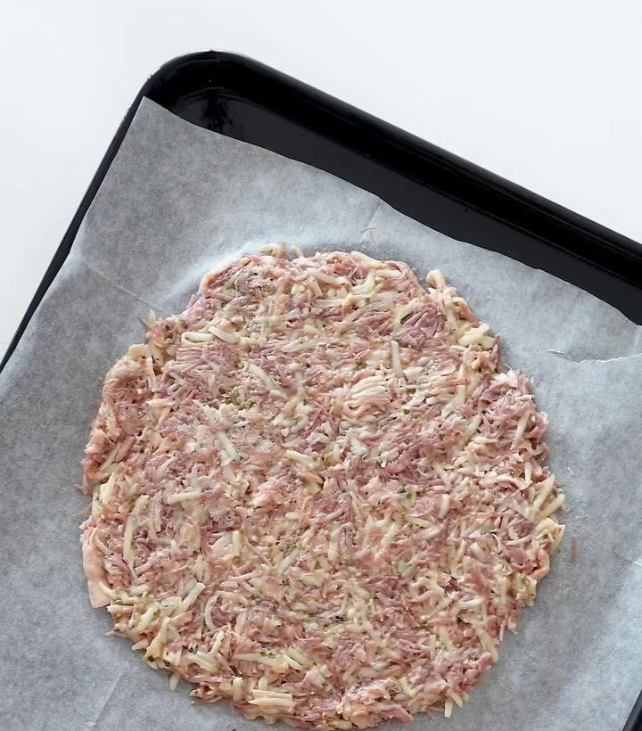 Upečený základ pizzy připravený na obložení