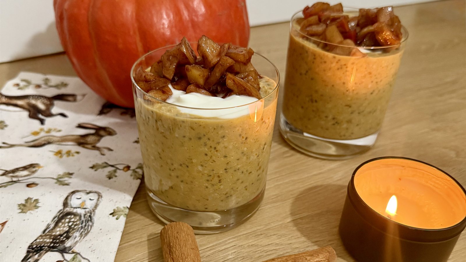 Pumpkin spice overnight oats s karamelizovanými jablky ve skleničkách