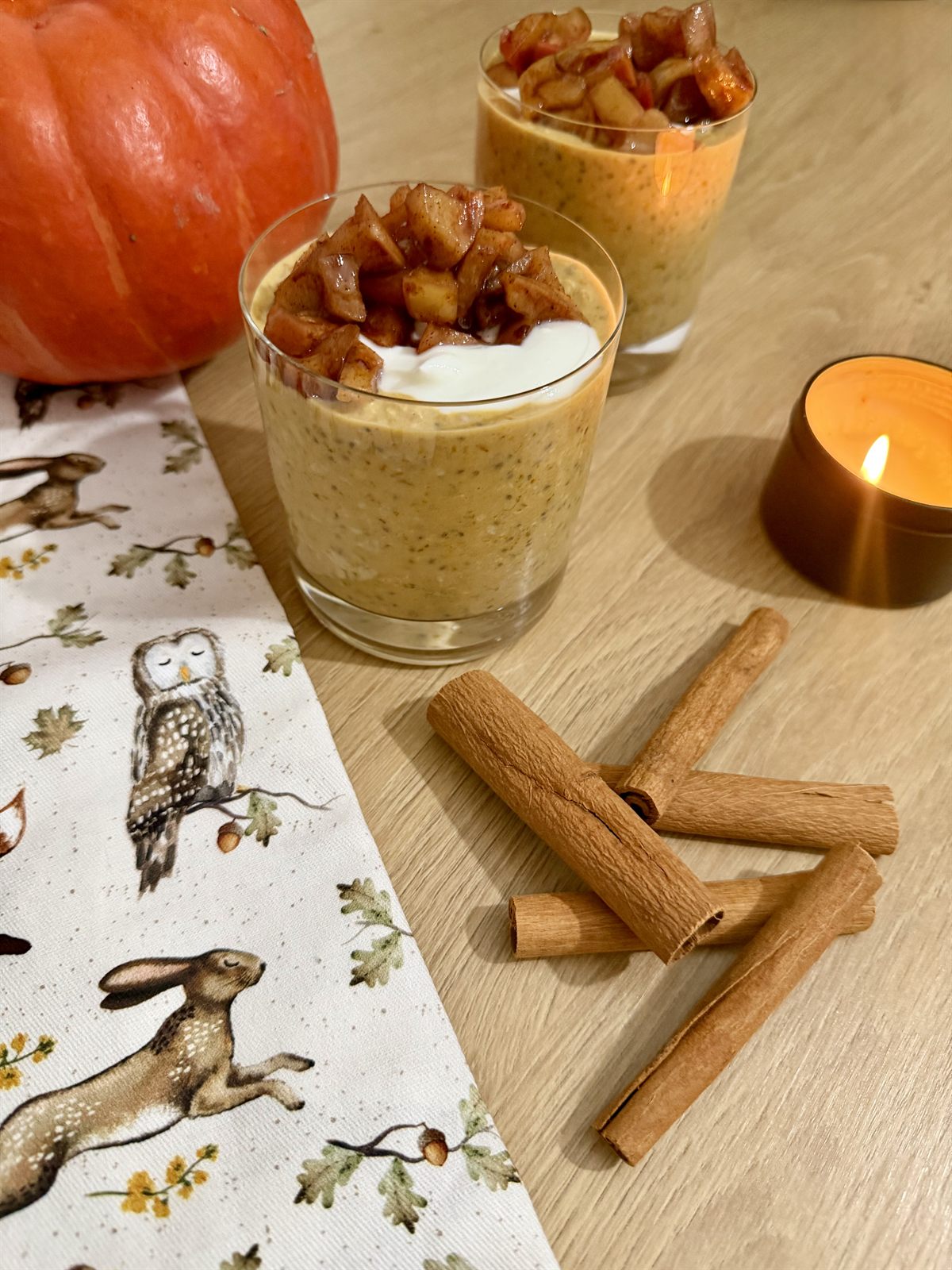 Hotové overnight oats s jogurtem a karamelizovanými jablky