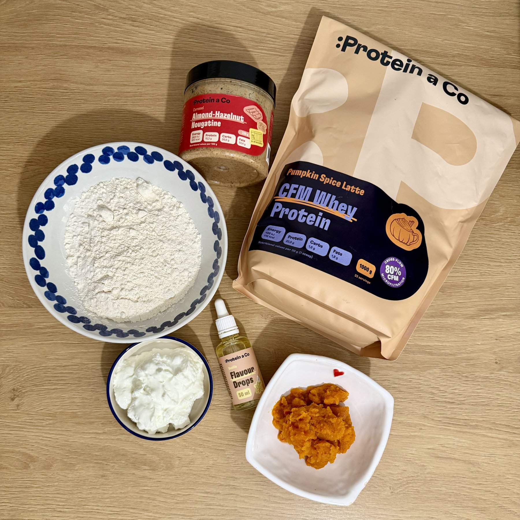 Suroviny na rolky: múka, Pumpkin Spice Latte proteín, jogurt, tekvicové pyré, flavour drops a krém Griliáš